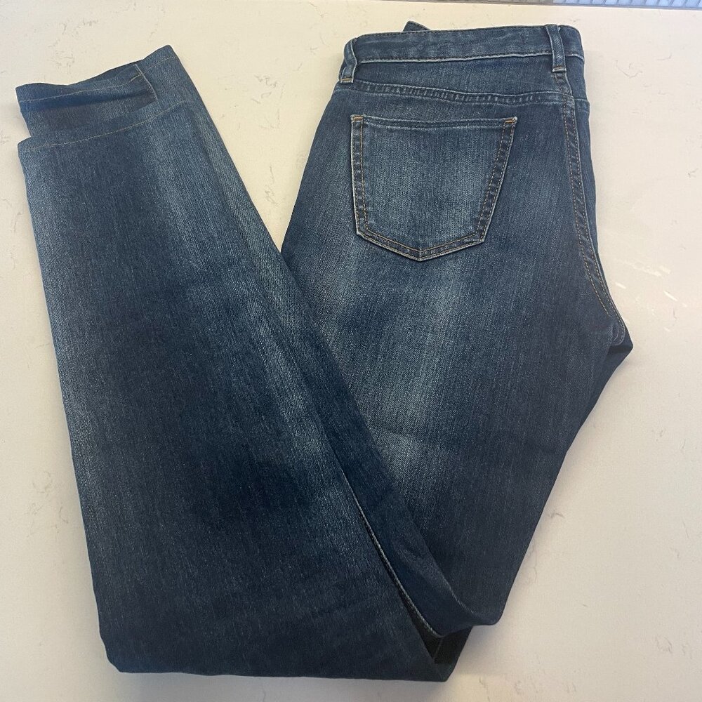 Uniqlo Tapered Mid Rise Skinny Jeans in a Dark Denim‎ Wash, Size 26